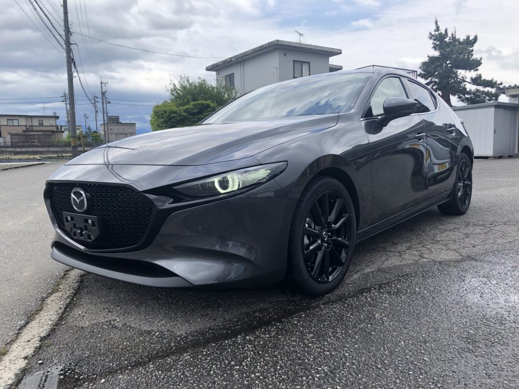 マツダ３ファストバック　ガラスコーティング施工