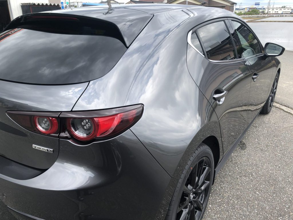 マツダ３ファストバック　ガラスコーティング施工