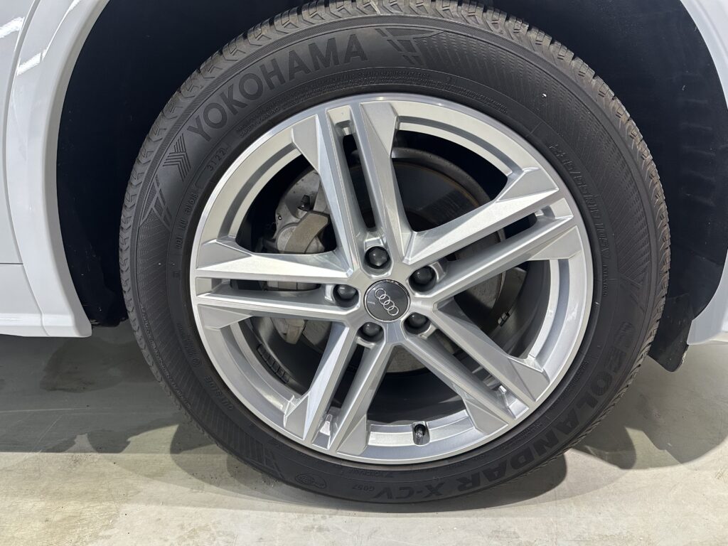 アウディQ5・鏡面磨き作業+セラミックコーティング施工　富山県下新川郡O様