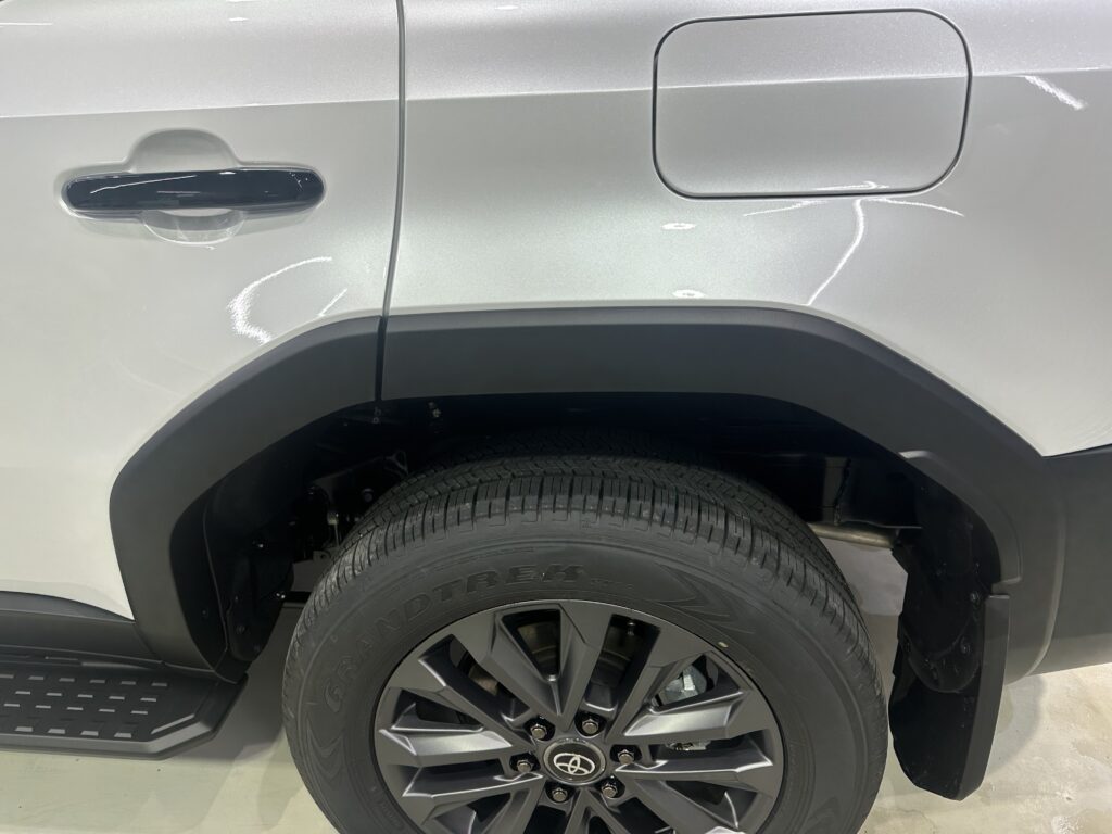 トヨタランドクルーザー２５０・鏡面磨き作業+セラミックコーティング施工事例　富山県富山市Y様