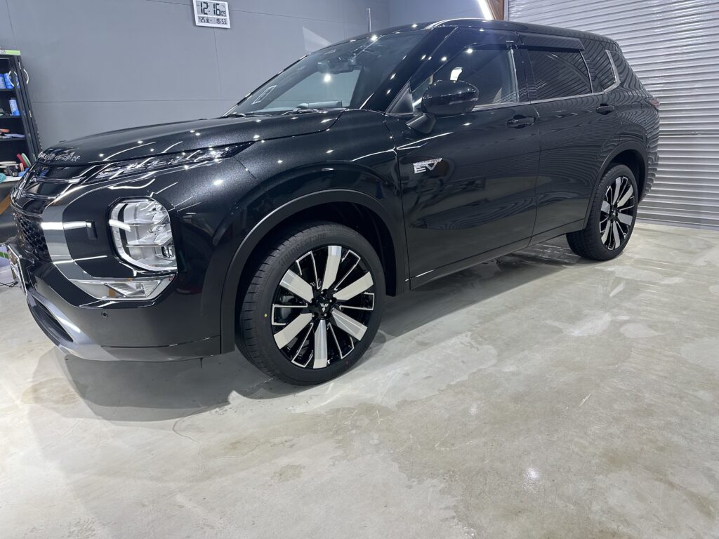 三菱アウトランダーPHEV・鏡面磨き作業+セラミックコーティング施工事例　富山県富山市K様