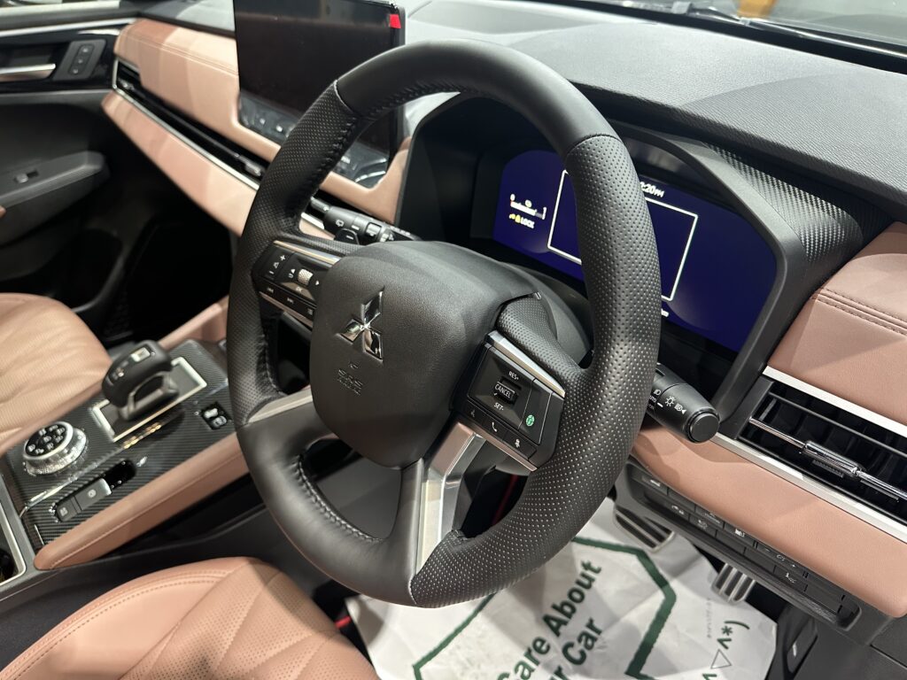 三菱アウトランダーPHEV・鏡面磨き作業+セラミックコーティング施工事例　富山県富山市K様