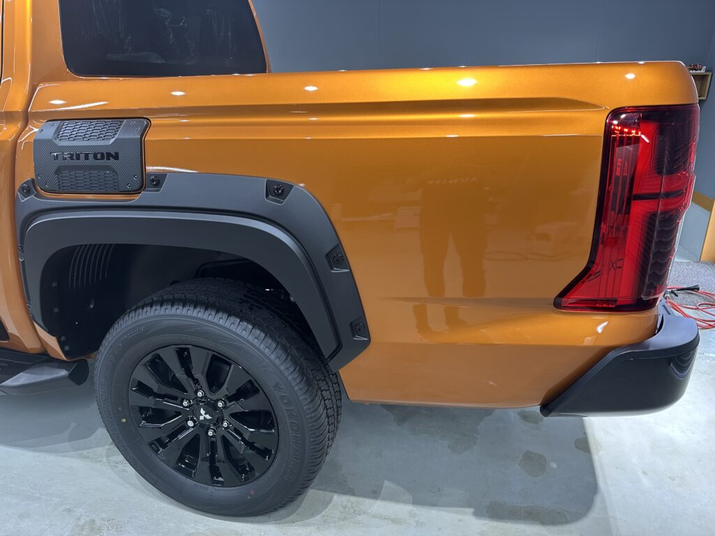 三菱トライトン・鏡面磨き作業+セラミックコーティング施工事例　富山県中新川郡M様