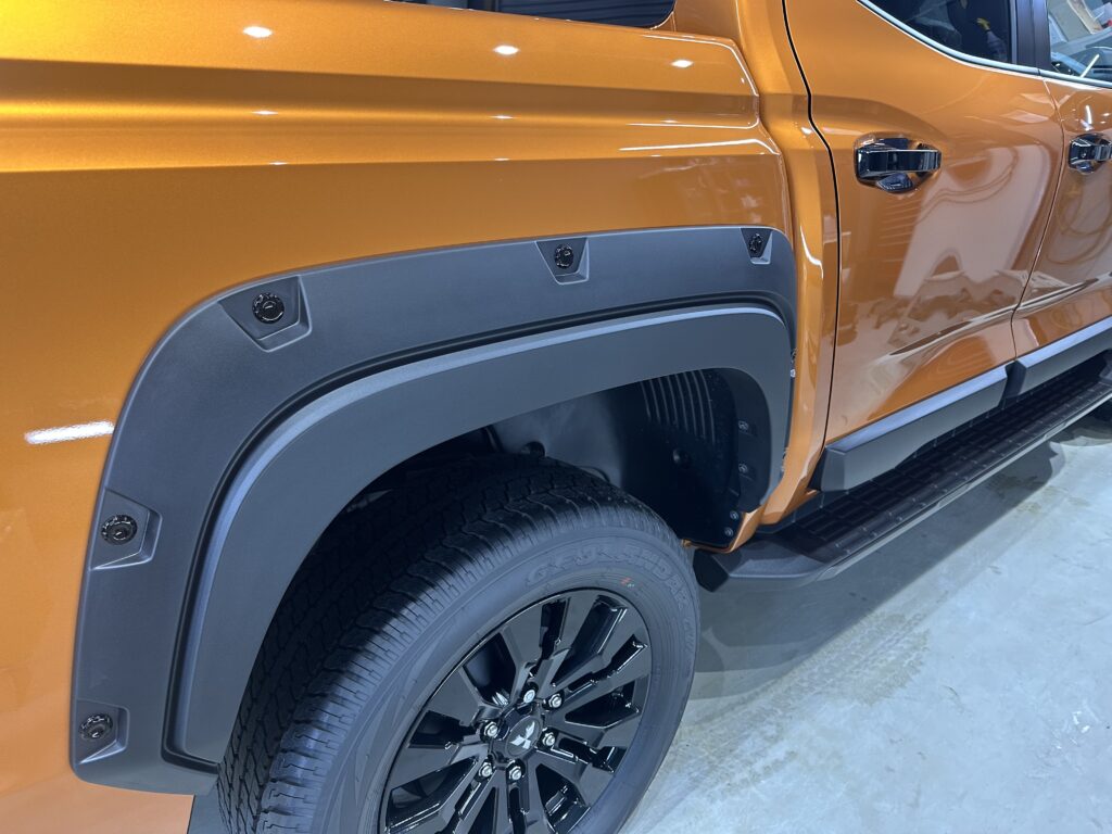 三菱トライトン・鏡面磨き作業+セラミックコーティング施工事例　富山県中新川郡M様