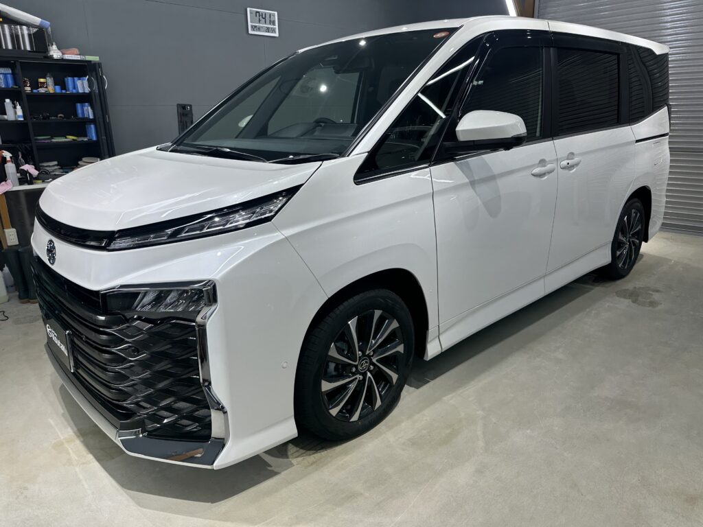 トヨタ・VOXY・鏡面磨き作業+セラミックコーティング施工事例　富山市N様
