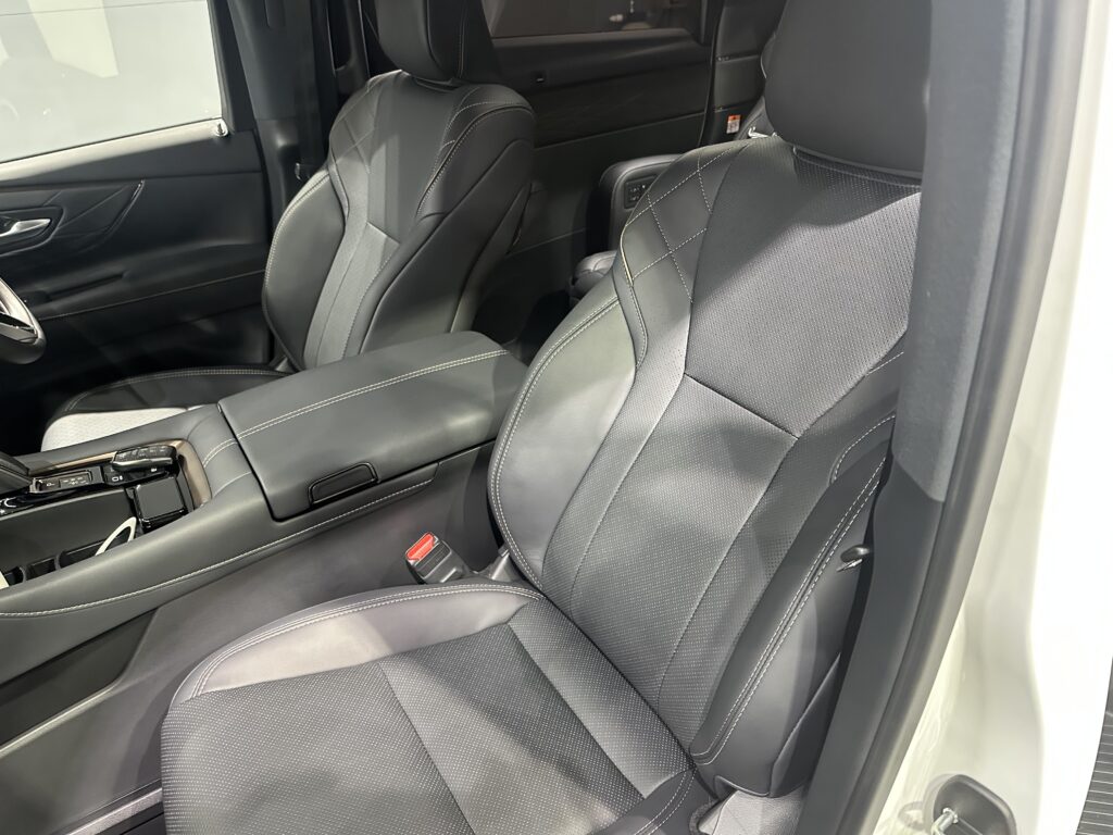 トヨタ・ヴェルファイア・鏡面磨き作業+セラミックコーティング施工事例　富山市Ｅ様