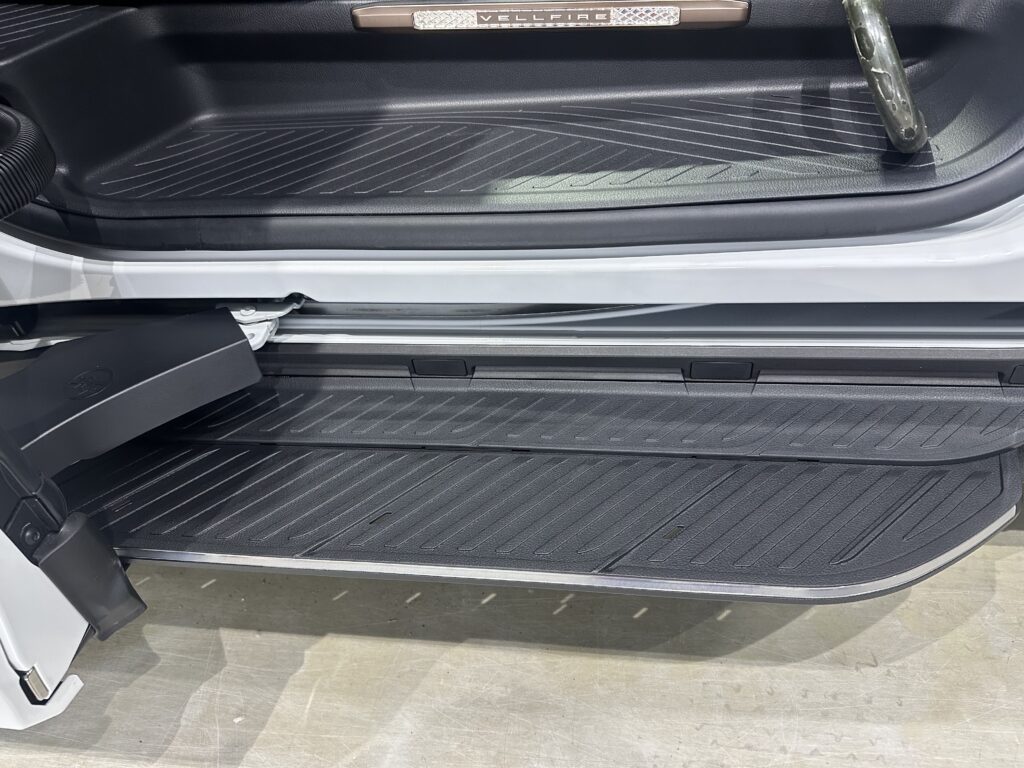 トヨタ・ヴェルファイア・鏡面磨き作業+セラミックコーティング施工事例　富山市Ｅ様