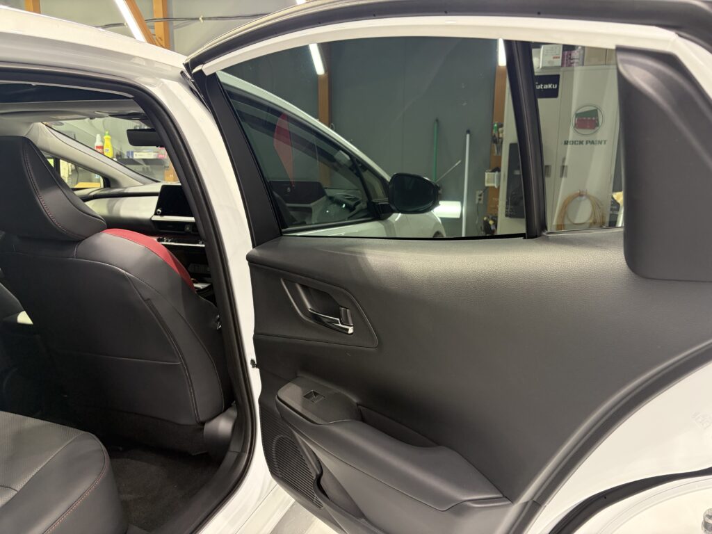 トヨタプリウス・鏡面磨き作業+セラミックコーティング+遮熱カーフィルム施工事例　富山市Ｍ様