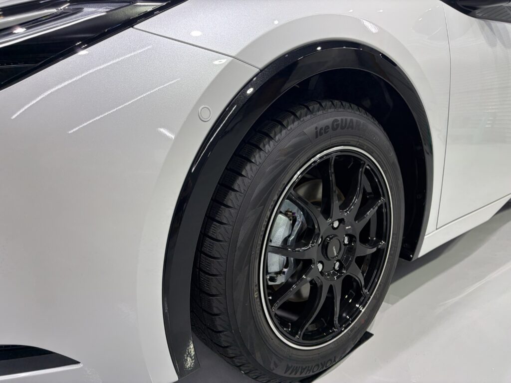 トヨタプリウス・鏡面磨き作業+セラミックコーティング+遮熱カーフィルム施工事例　富山市Ｍ様