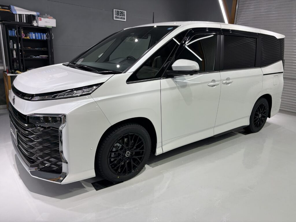 トヨタVOXY・遮熱断熱カーフィルム・鏡面磨き作業+セラミックコーティング施工事例　富山市Ｕ様