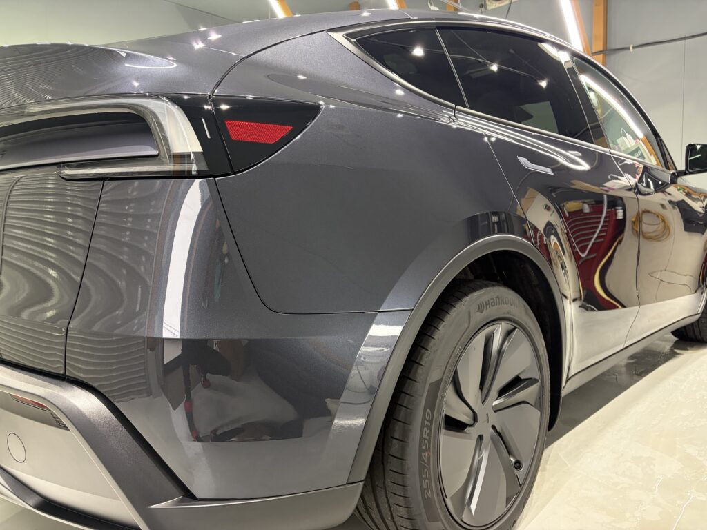 テスラモデルＹ・鏡面磨き作業+セラミックコーティング施工事例　砺波市Ｈ様