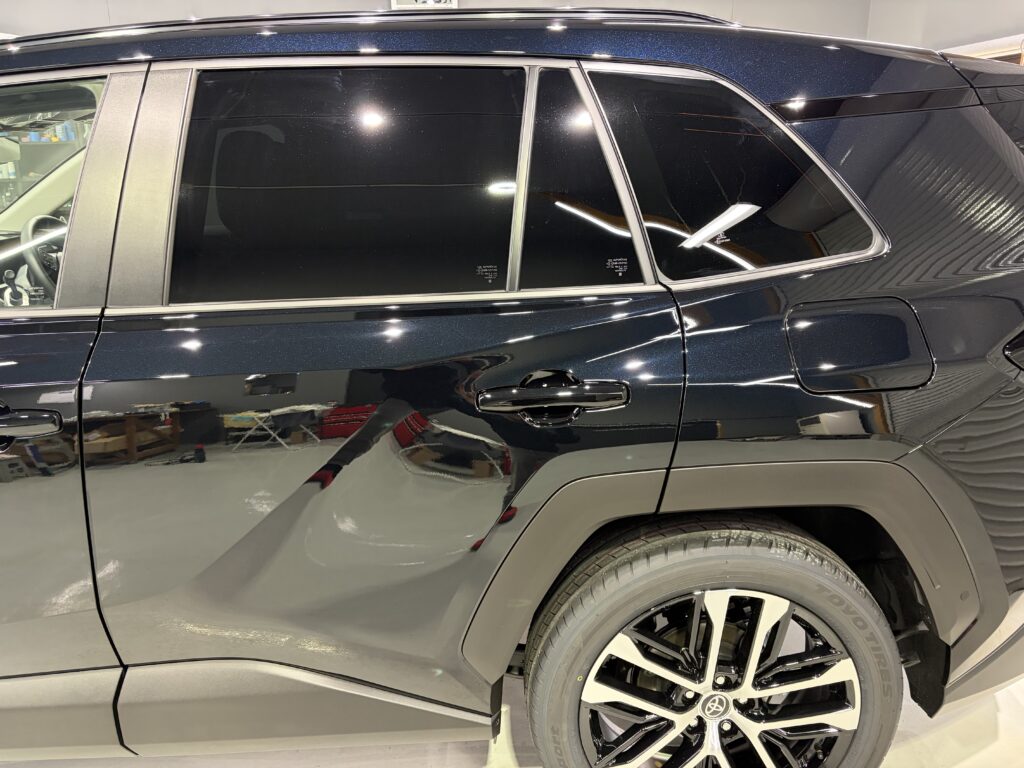 新型ＲＡＶ４・遮熱断熱カーフィルム・鏡面磨き作業+セラミックコーティング施工事例　富山市Ｊ様