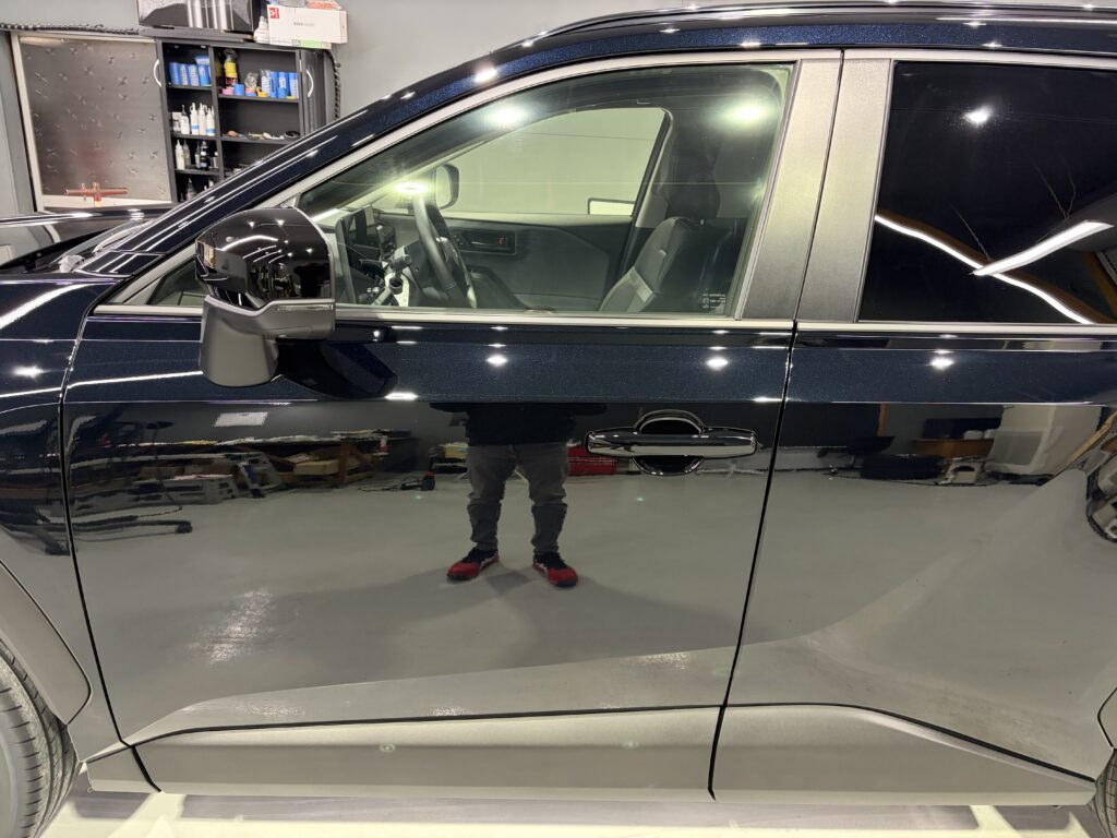 新型ＲＡＶ４・遮熱断熱カーフィルム・鏡面磨き作業+セラミックコーティング施工事例　富山市Ｊ様