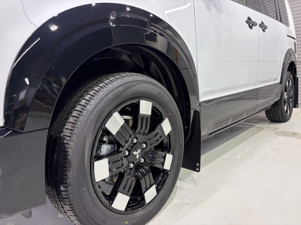 三菱デリカＤ５・鏡面磨き作業+新開発セラミックコーティング施工事例　富山市Ｕ様