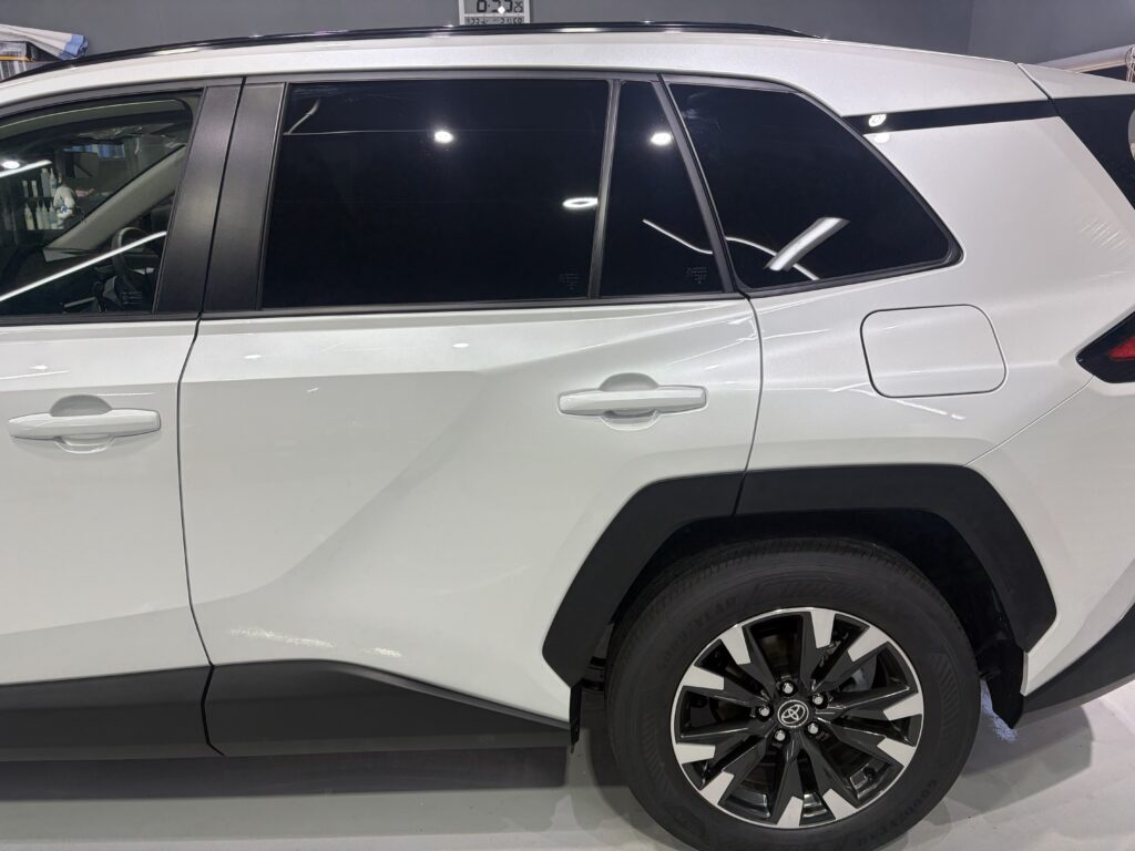 新型ＲＡＶ４・遮熱、断熱カーフィルム・鏡面磨き作業+新開発セラミックコーティング施工事例