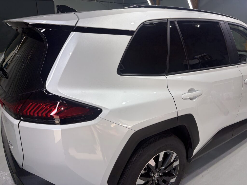 新型ＲＡＶ４・遮熱、断熱カーフィルム・鏡面磨き作業+新開発セラミックコーティング施工事例