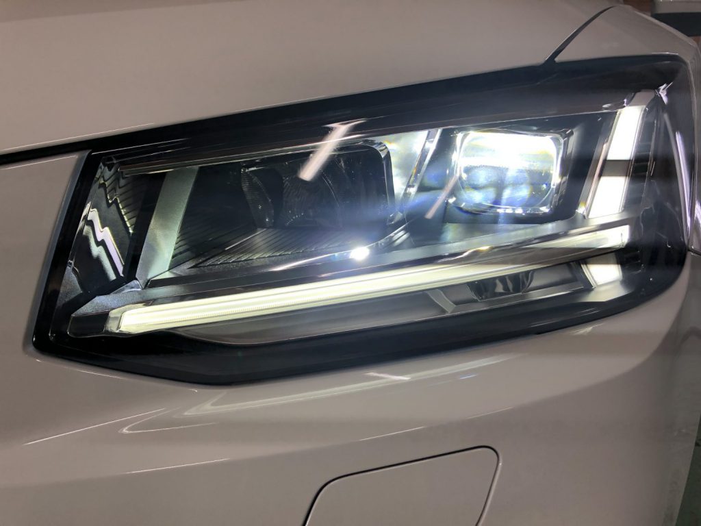AUDI　Ｑ２　ヘッドライトクラック傷除去作業