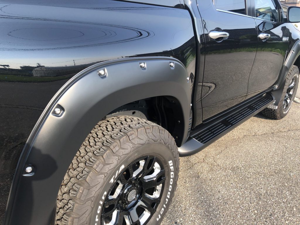 ハイラックス・磨き作業・ガラスコーテイング施工例