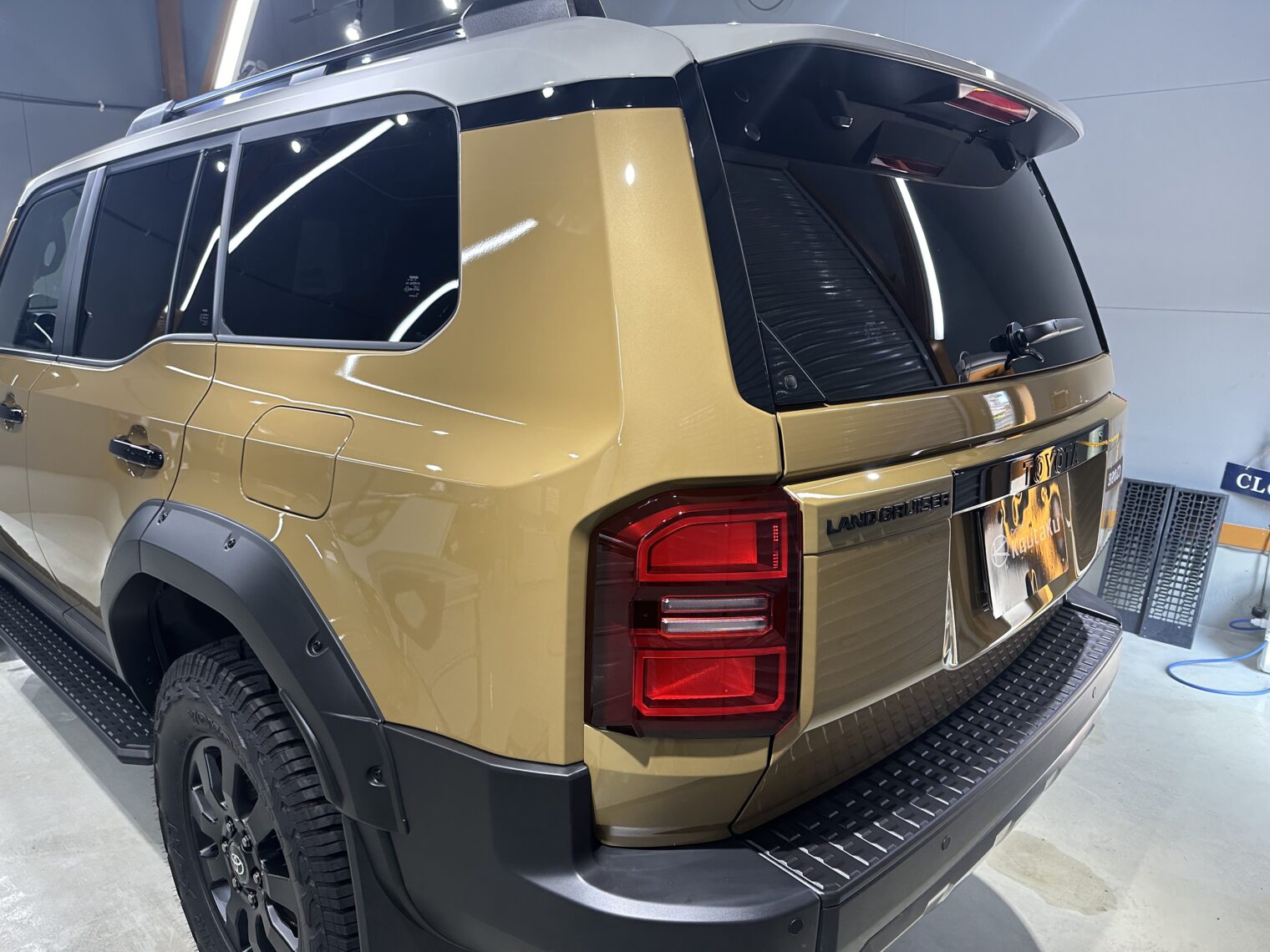 ランドクルーザー２５０鏡面磨き作業とセラミックコーティング