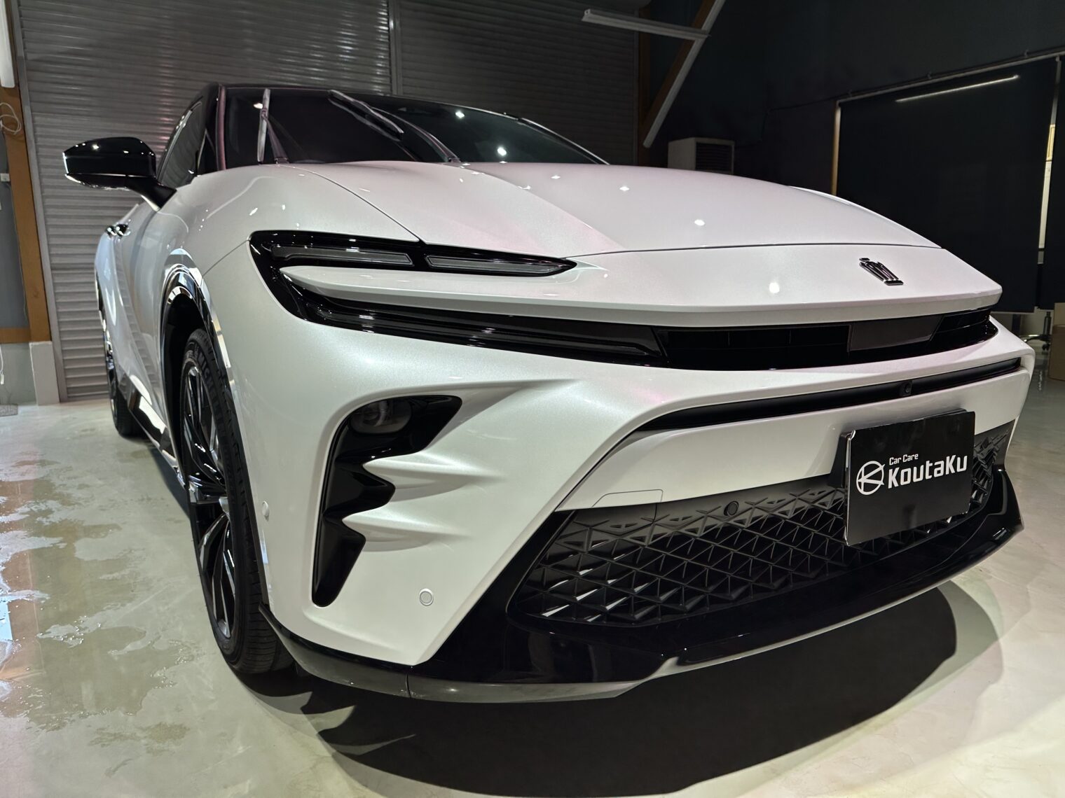 クラウンスポーツ鏡面磨き作業とセラミックコーティング施工事例　高岡市Ｋ様