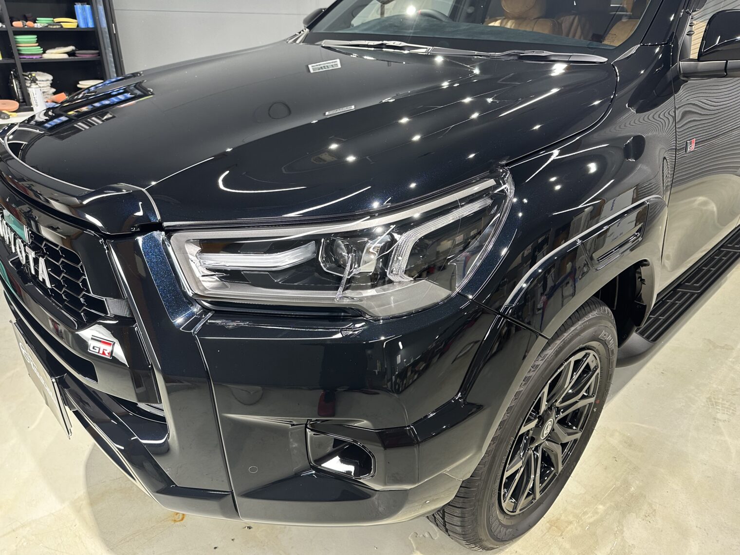 ハイラックス鏡面磨き作業・セラミックコーティング施工事例　魚津市Ｔ様