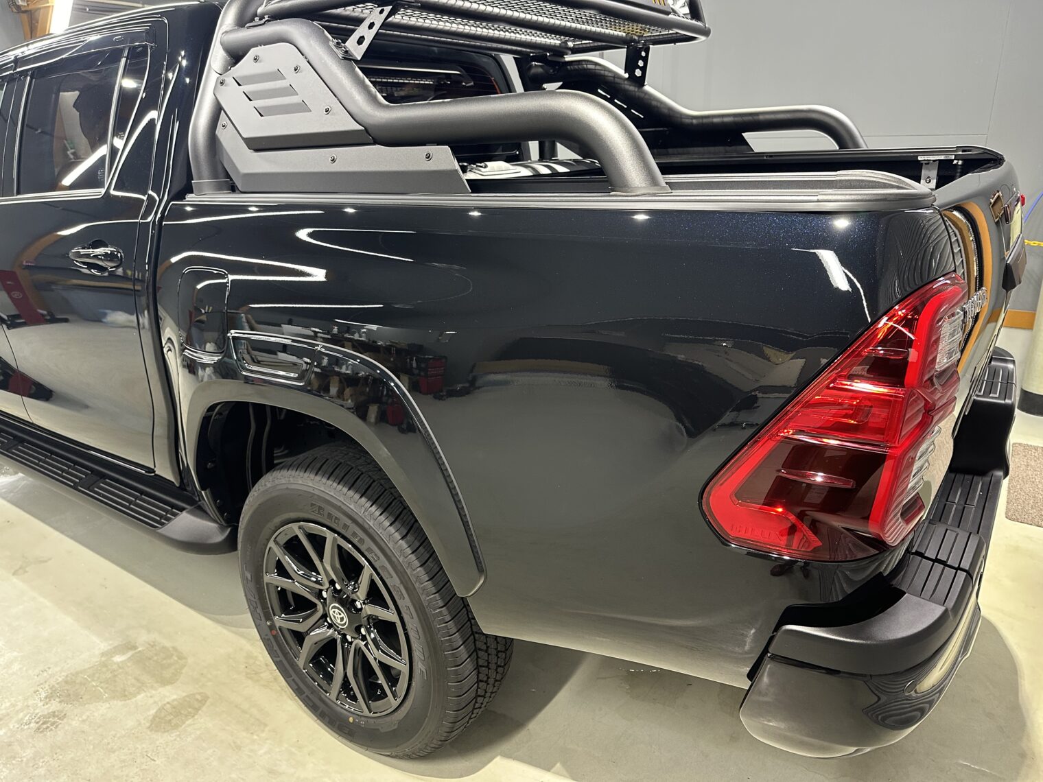 ハイラックス鏡面磨き作業・セラミックコーティング施工事例　魚津市Ｔ様