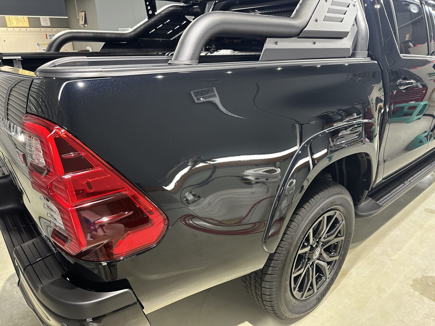 ハイラックス鏡面磨き作業・セラミックコーティング施工事例　魚津市Ｔ様