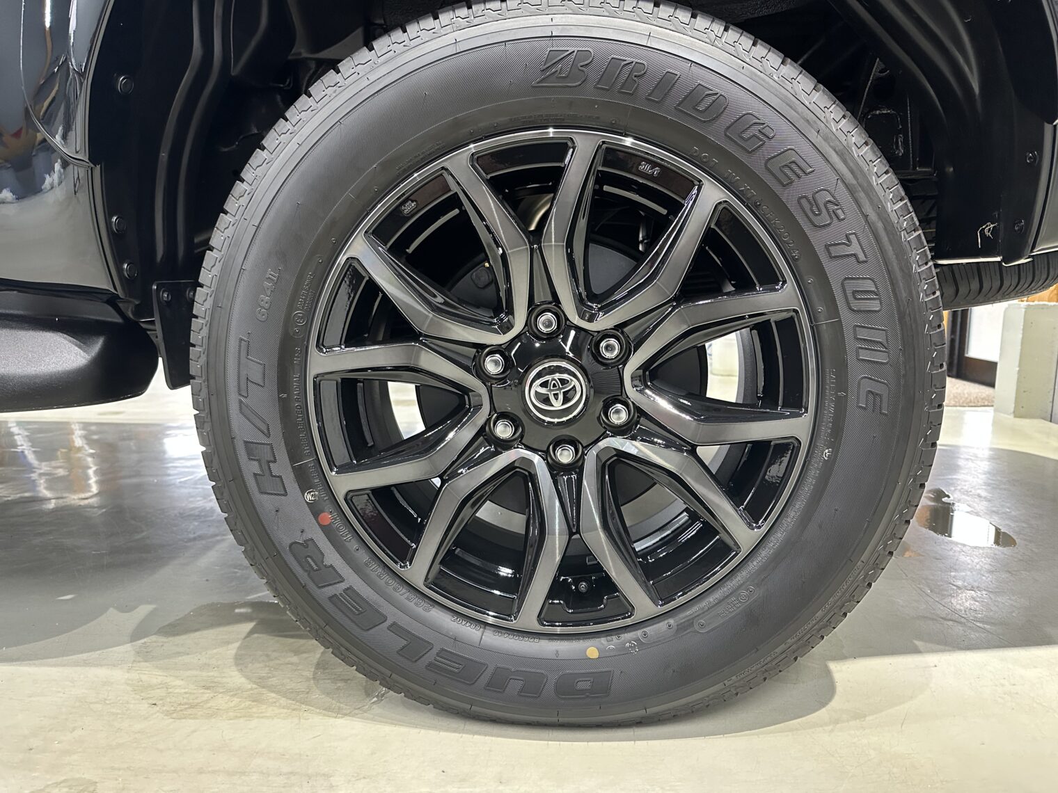 ハイラックス鏡面磨き作業・セラミックコーティング施工事例　魚津市Ｔ様