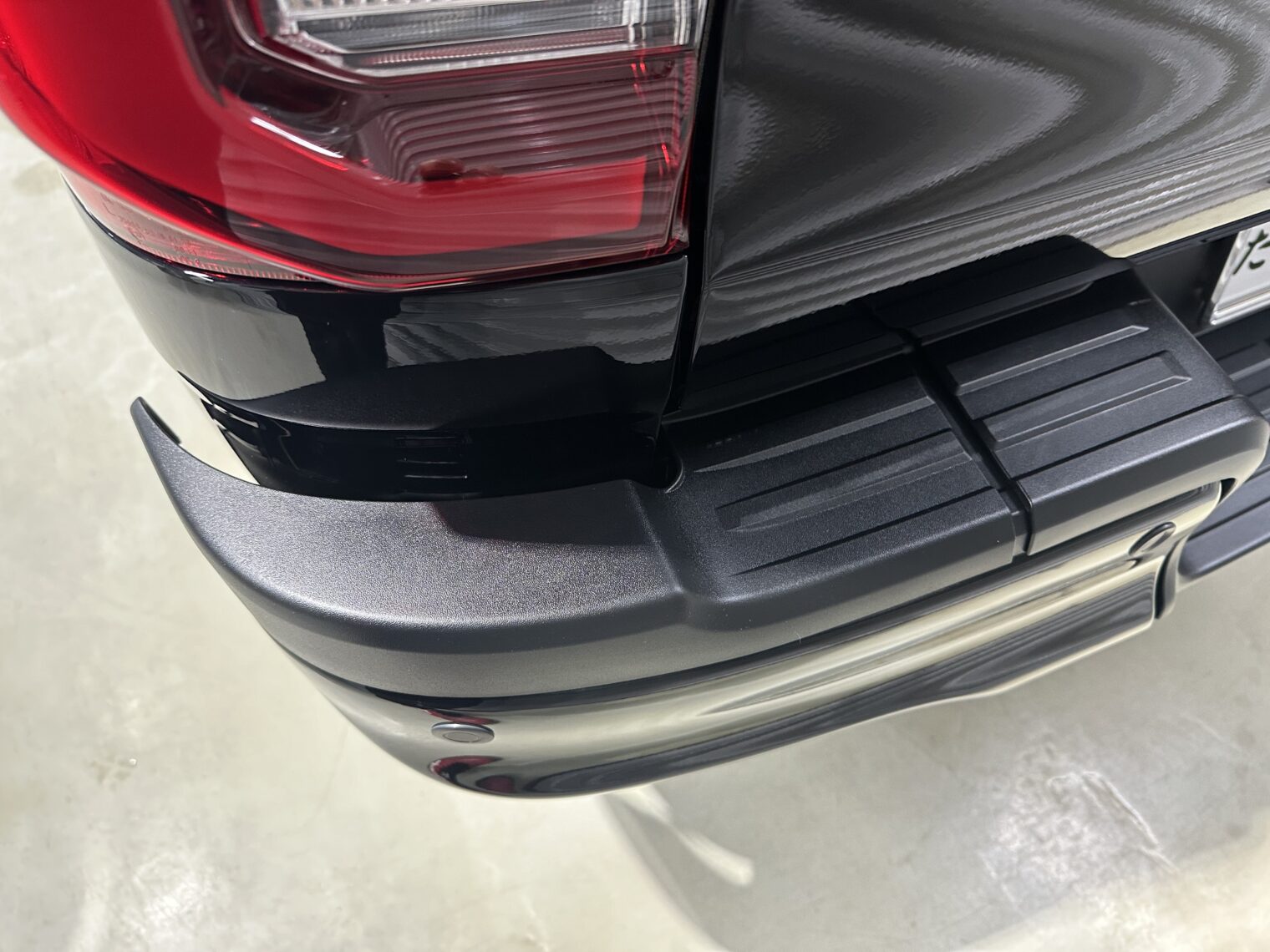 ハイラックス鏡面磨き作業・セラミックコーティング施工事例　魚津市Ｔ様