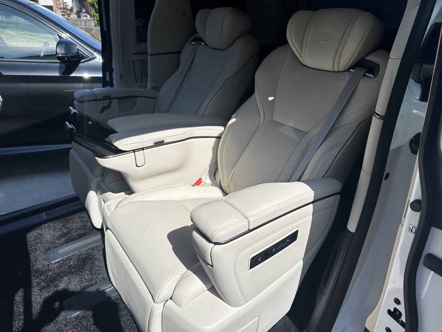 レクサス・LM５００ｈ鏡面磨き作業・セラミックコーティング施工事例　富山市Ｔ様