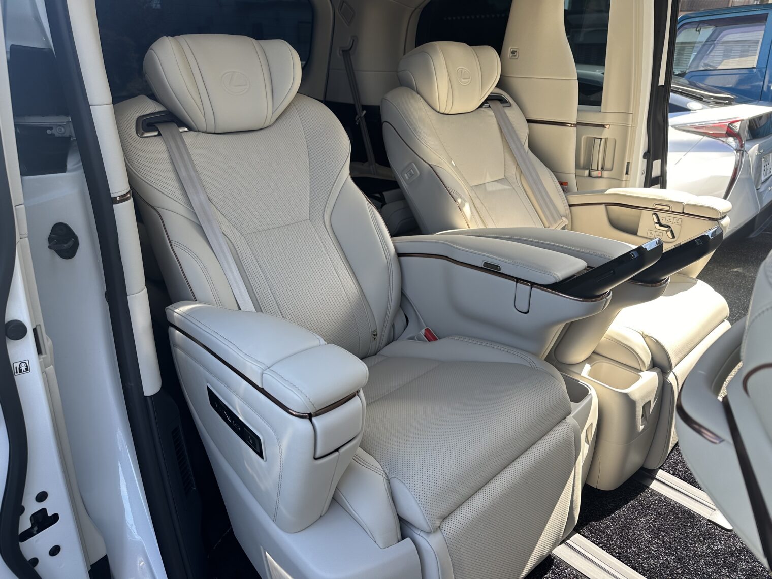 レクサス・LM５００ｈ鏡面磨き作業・セラミックコーティング施工事例　富山市Ｔ様