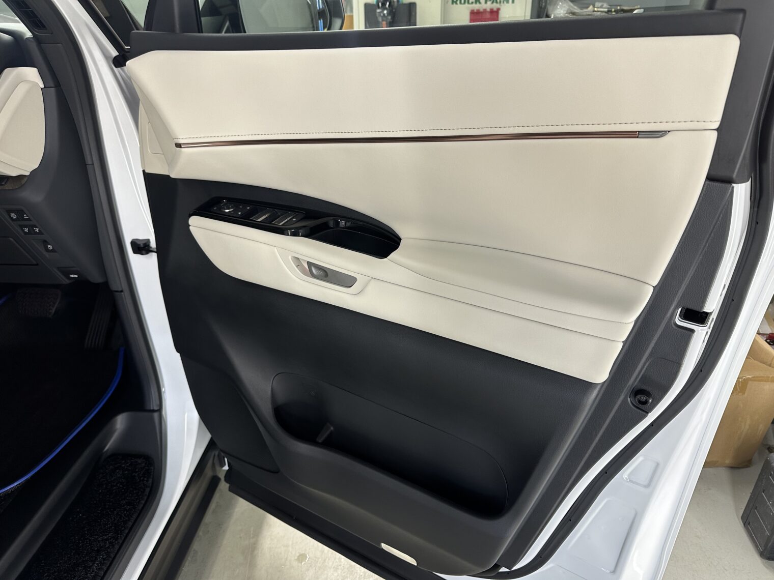 レクサス・LM５００ｈ鏡面磨き作業・セラミックコーティング施工事例　富山市Ｔ様