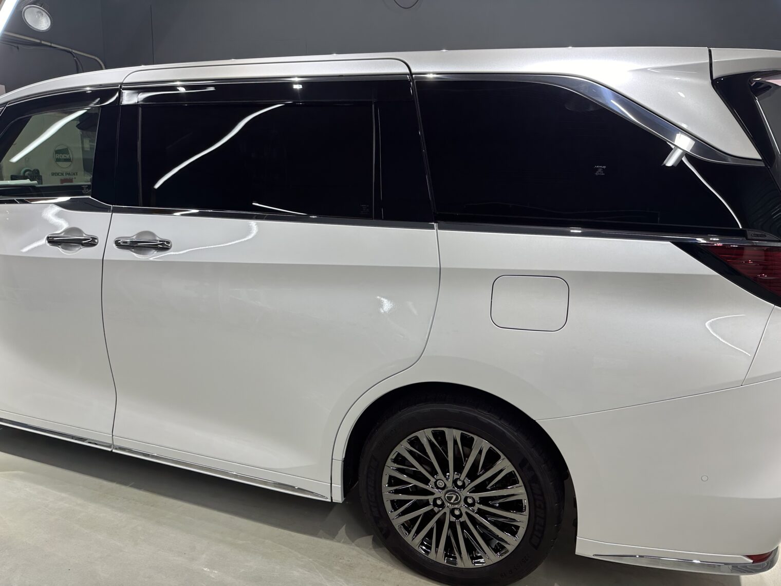 レクサス・LM５００ｈ鏡面磨き作業・セラミックコーティング施工事例　富山市Ｔ様