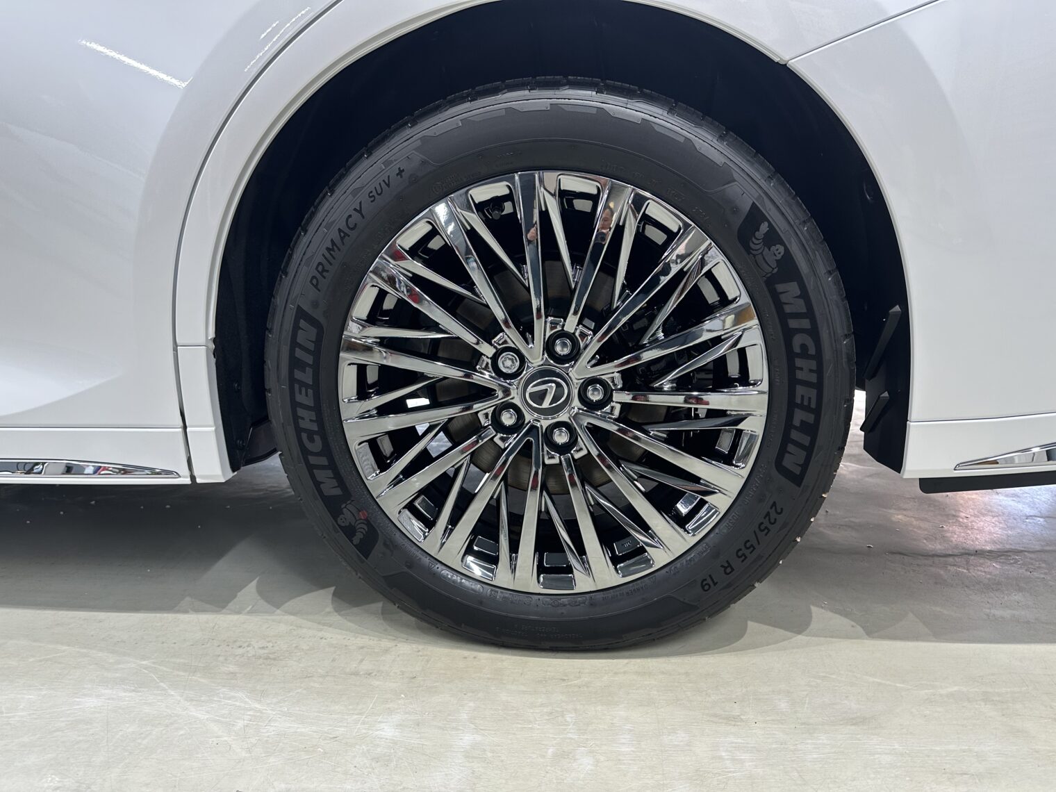 レクサス・LM５００ｈ鏡面磨き作業・セラミックコーティング施工事例　富山市Ｔ様