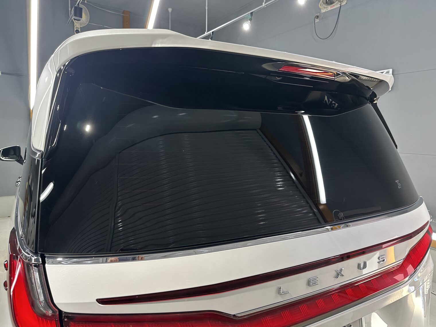 レクサス・LM５００ｈ鏡面磨き作業・セラミックコーティング施工事例　富山市Ｔ様