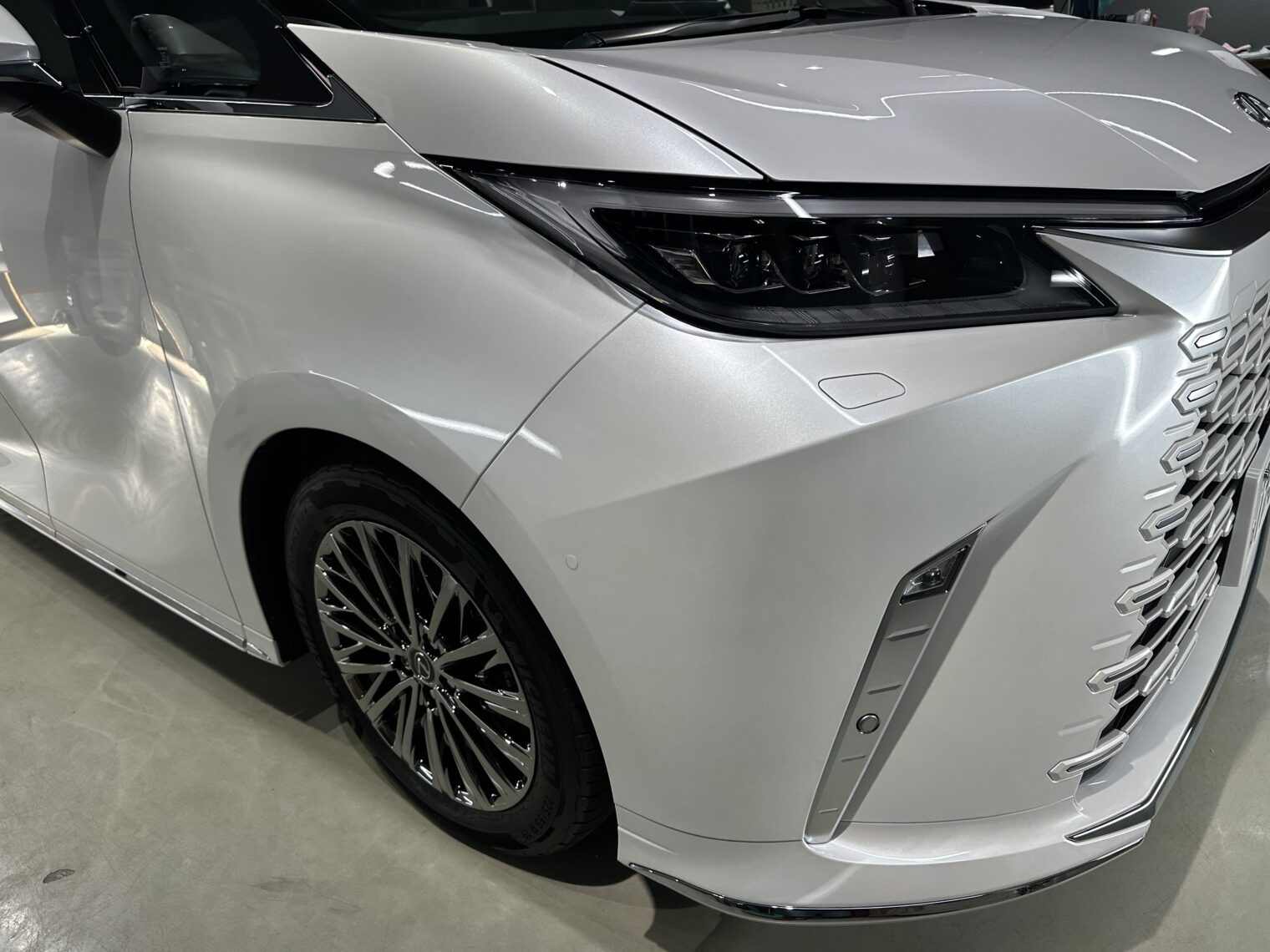 レクサス・LM５００ｈ鏡面磨き作業・セラミックコーティング施工事例　富山市Ｔ様