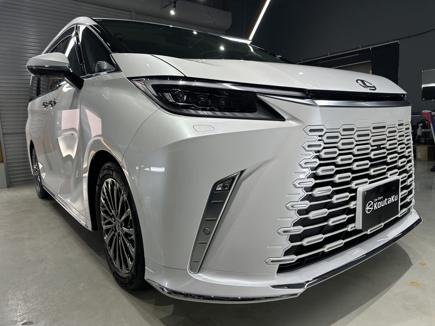 レクサス・LM５００ｈ鏡面磨き作業・セラミックコーティング施工事例　富山市Ｔ様