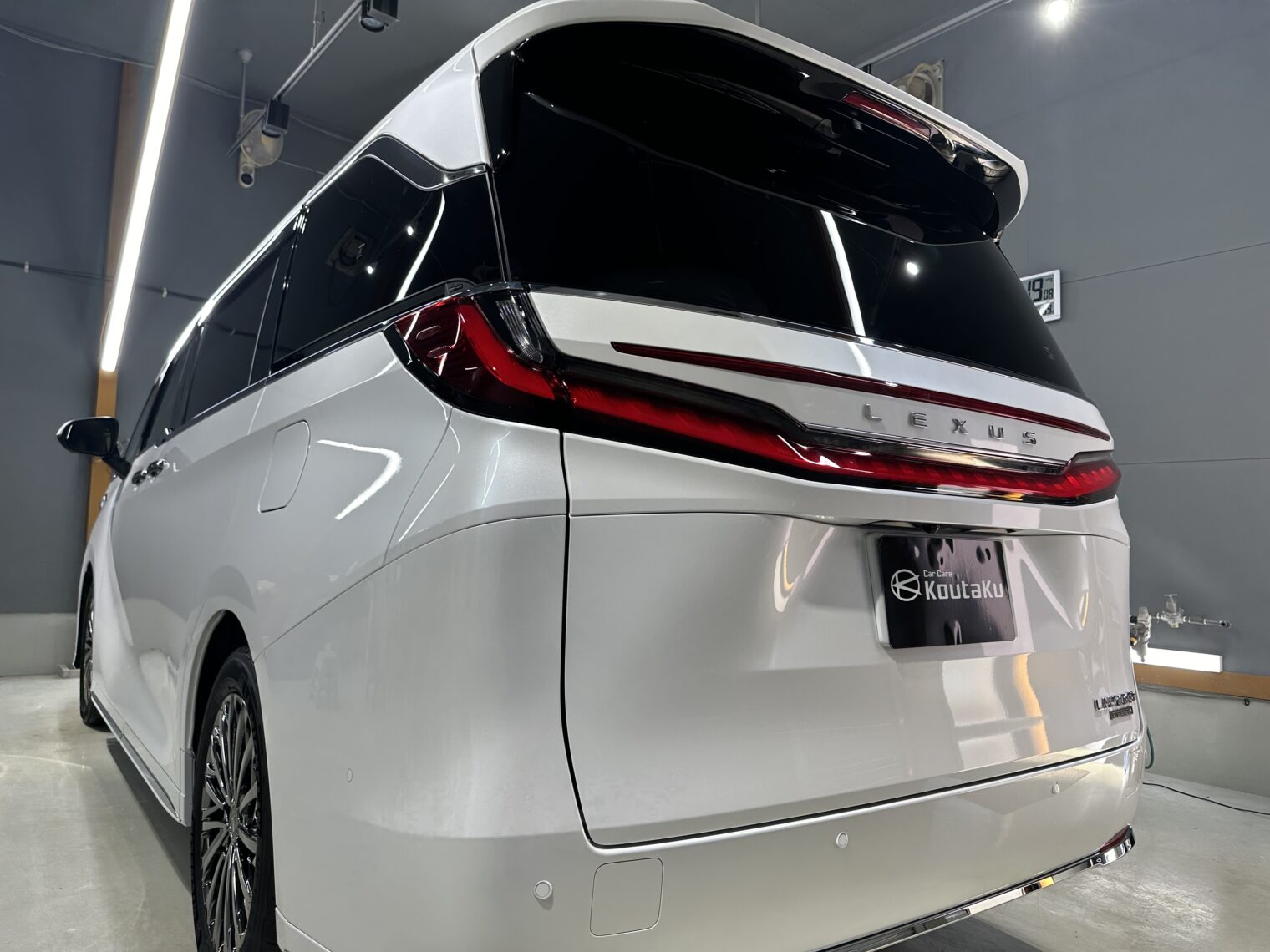 レクサス・LM５００ｈ鏡面磨き作業・セラミックコーティング施工事例　富山市Ｔ様