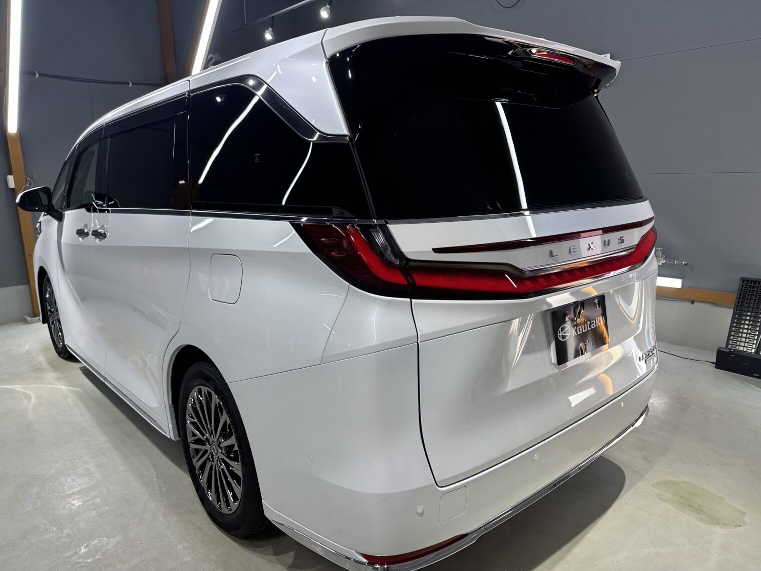 レクサス・LM５００ｈ鏡面磨き作業・セラミックコーティング施工事例　富山市Ｔ様