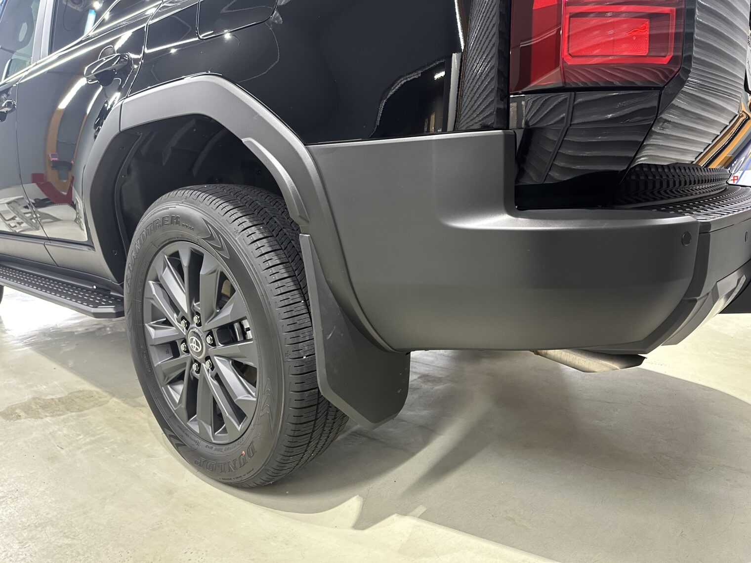 ランドクルーザー２５０鏡面磨き作業・セラミックコーティング施工事例　富山市Ｙ様