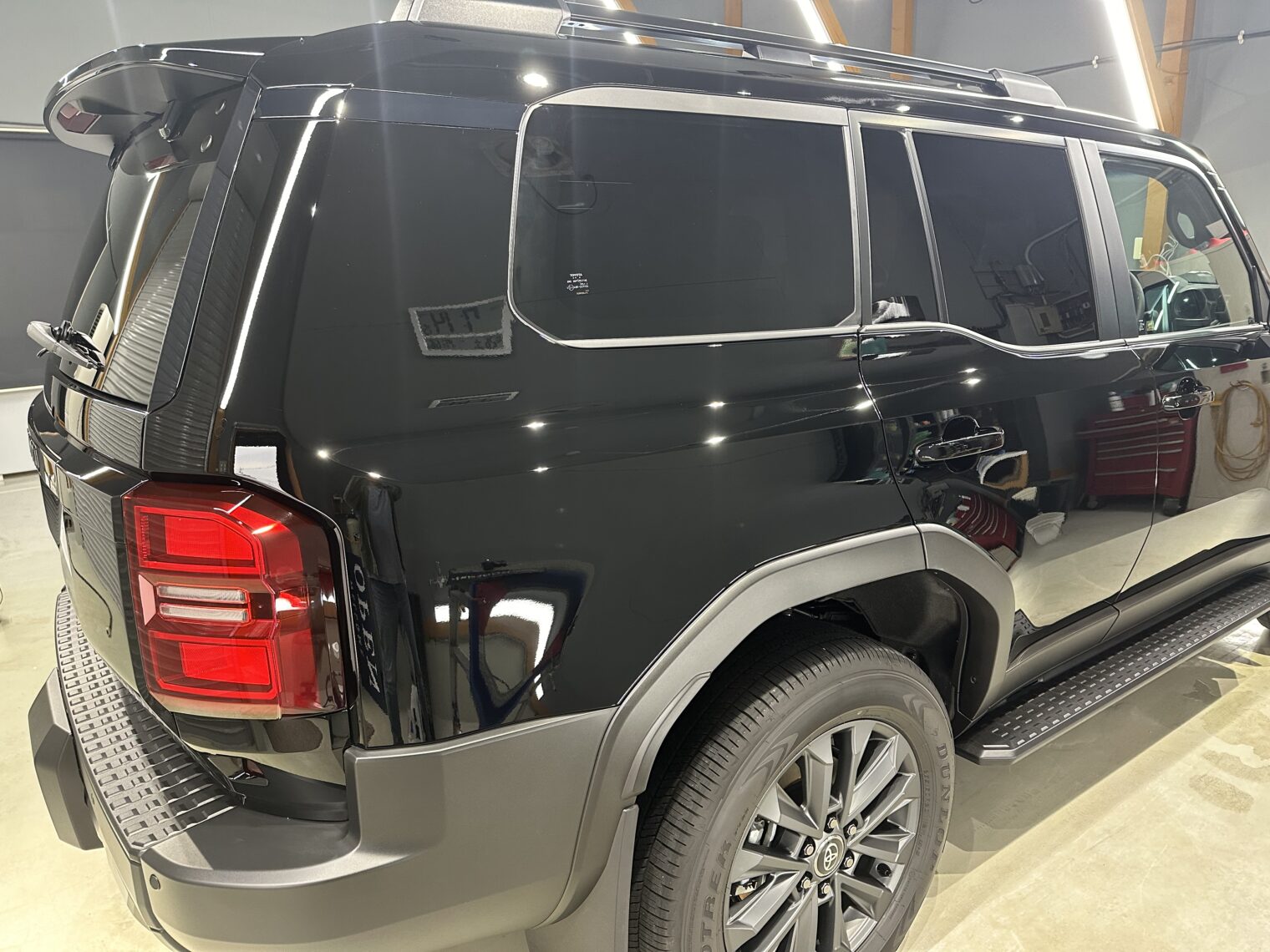 ランドクルーザー２５０鏡面磨き作業・セラミックコーティング施工事例　富山市Ｙ様